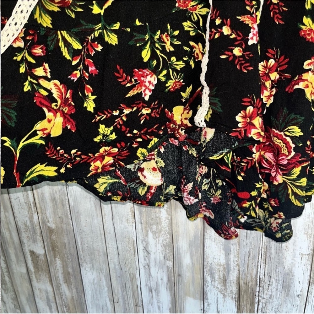 Jodifl Dark Floral Blouse - Picture 2 of 4